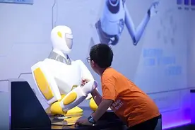 俩小伙跟机器人“掰手腕”，结果……图片