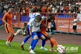 无逆转不足球！云南玉昆让2追3取胜山东泰山图片