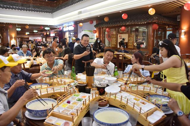 暑期消费乘“热”而上，夏日经济活力澎湃