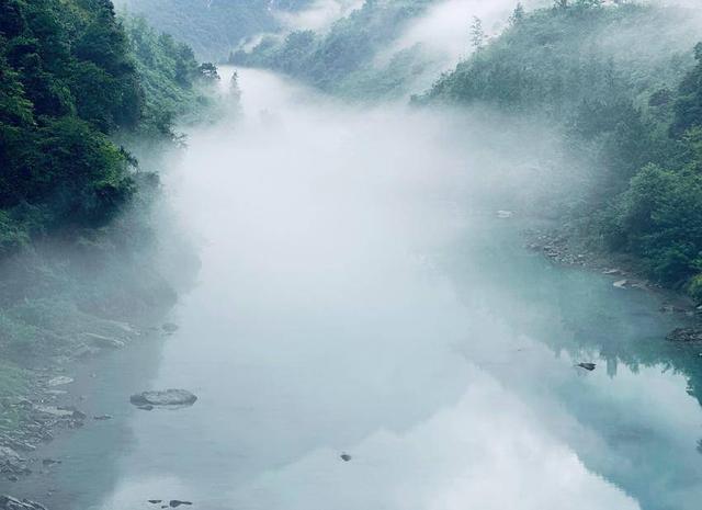 鹤峰：山水河道雾霭缭绕 宛如人间仙境