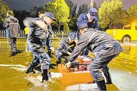 越是疾风骤雨 越显责任担当图片