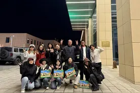 19岁长沙妹子独闯沙漠！这群年轻人爱种树，也爱沙漠之夜的篝火图片