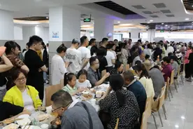 米饭蒸了1000多斤，饭菜“秒没”！政府食堂火上热搜图片