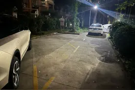 有空位不敢停、停了还得挪？这些居民的停车权益如何更好保障图片