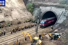 河南三门峡市境内受山体滑塌影响的陇海铁路恢复运行图片