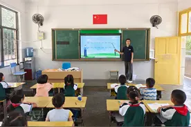 画笔变粉笔！河南00后女孩放弃保研，赴贵州支教点亮山区孩子“美学课堂”图片