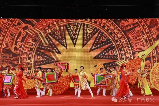 2025年越中（芒街—东兴）国际商贸·旅游博览会在越南广宁省芒街一坊开幕