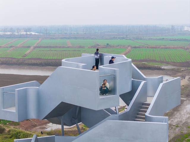 湿地观鸟塔“形似DNA”走红，每层设瞭望口360度观景，峰值可观赏十万只越冬候鸟