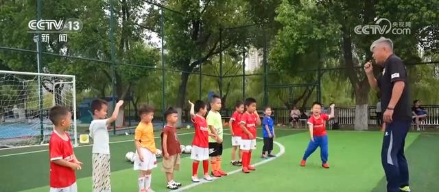 一场业余球赛凭什么掀起万亿元消费狂潮？赛场之外找到答案