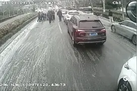 雪落无声，人间有爱！青岛街头接连上演暖心时刻……图片