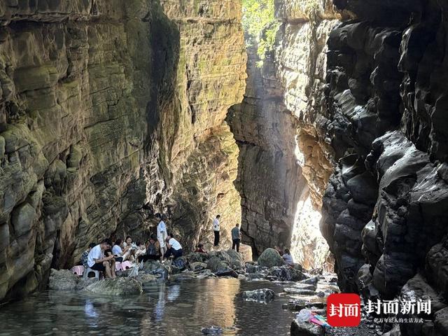 四川乐山沙湾山水氧森节举行，数百游客齐聚范店“一线天”清凉一“夏”