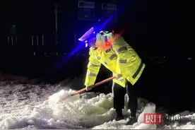 甘肃定西遭冰雹突袭高速路被掩盖，菜农：连下了半小时，地里蔬菜被砸坏，损失惨重图片