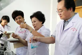 中医科研突破，“黑白同治”白癜风新技术破解皮肤顽疾图片