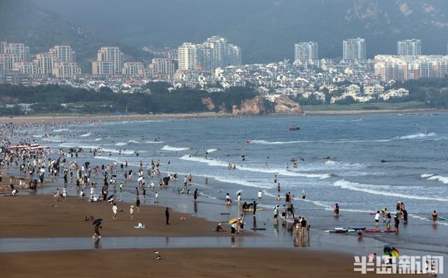闷热天，浴场纳凉