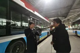 北京公交迎来冬运首日 多条线路全力以赴保障市民绿色出行图片