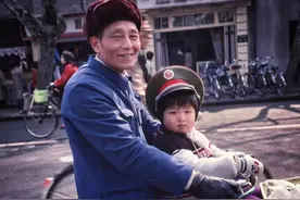 40年前外国友人在杭拍摄的这张照片，全网都在蹲这对“爷孙”的后续图片