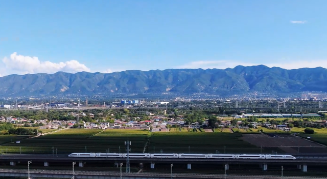高铁、村庄、青山、绿野，临潼这幅田园画美到心醉→