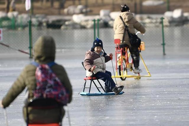 视点｜陶然亭东湖冰场开放 2000平方米冰面解锁冬日乐趣