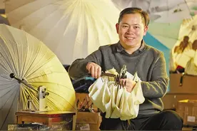 电筒伞、发光伞、会下雨的伞……上虞“伞叔”雷鹏琳有求必应——任你异想天开，我来负责实现图片
