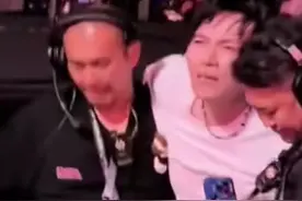 歌手杨宗纬在演唱会突发意外，摔下2米高舞台，被救护车带走，主办方道歉，工作人员：扭伤了腰，人在医院图片