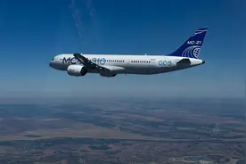 俄制新客机继续飞行测试图片