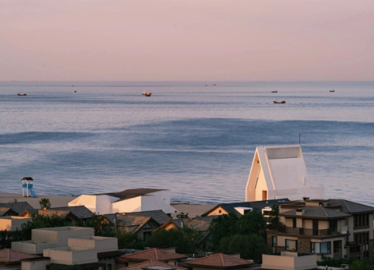 秦皇岛一网红社区现“黄牛带路”钻洞翻墙：住酒店1000元/晚，业主带进去只要100元/人