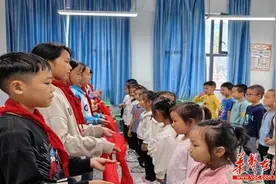 红领巾爱祖国，争做时代好队员——默戎镇九年一贯制学校2024年新队员入队仪式图片