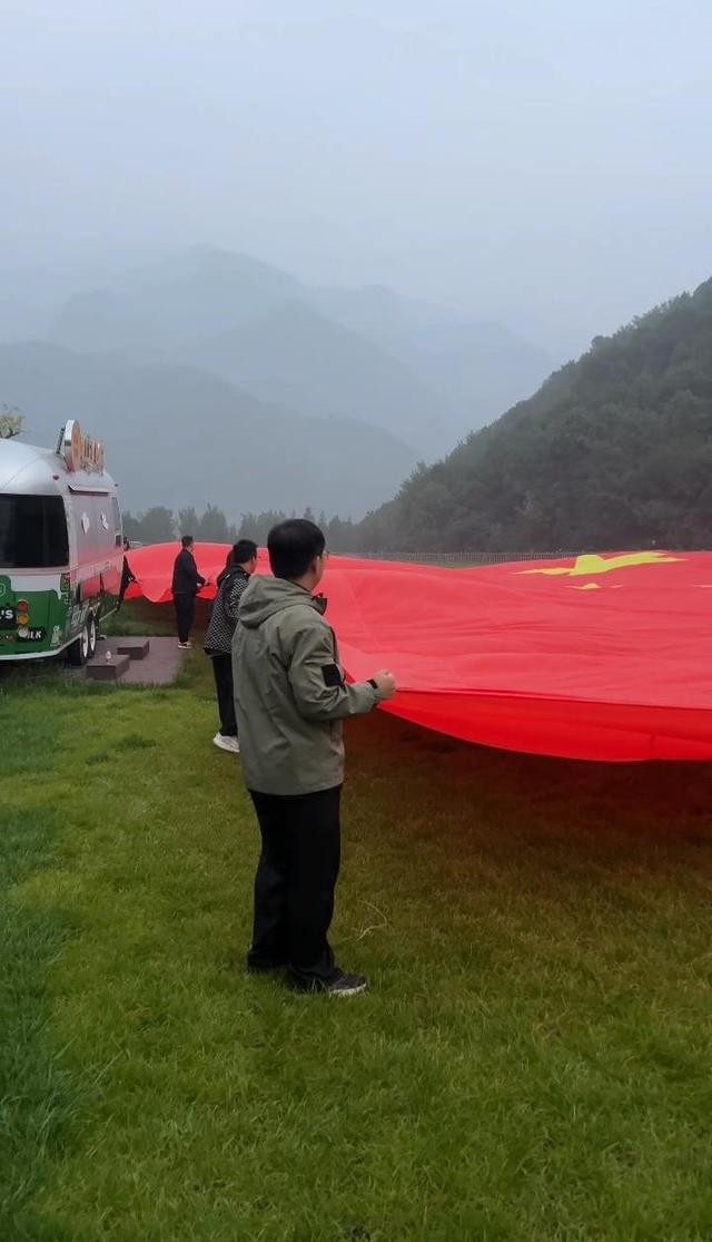 山西云丘山现1650平方米巨型五星红旗，100名游客共同托起，景区：国庆假期每天邀请游客“共举国旗”