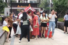 孕妈妈小区门口突然临盆 物业和邻居们撑起临时“产房”｜看见正能量图片