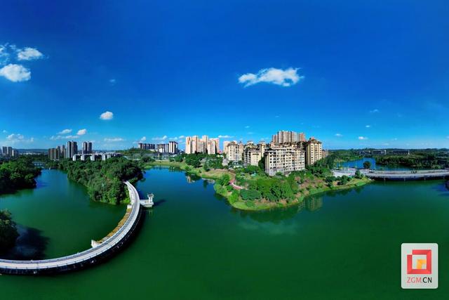 龙湖公园：一湖碧波满城秀