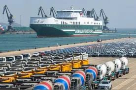 全球最大！“那不勒斯港”搭载600余台车辆、机械在山东港口烟台港首航发运图片