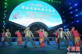 “云南民歌大家唱”走进中缅边境德宏 拉开泼水狂欢节序幕图片