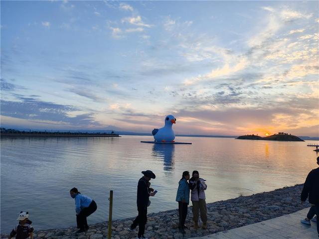 国庆假期在乌海体验“沙漠看海”的极致浪漫