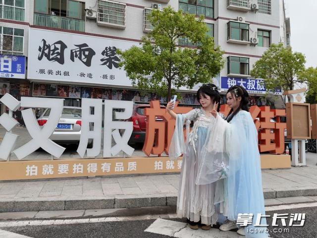 一湖碧水映金月｜一江碧水向东流