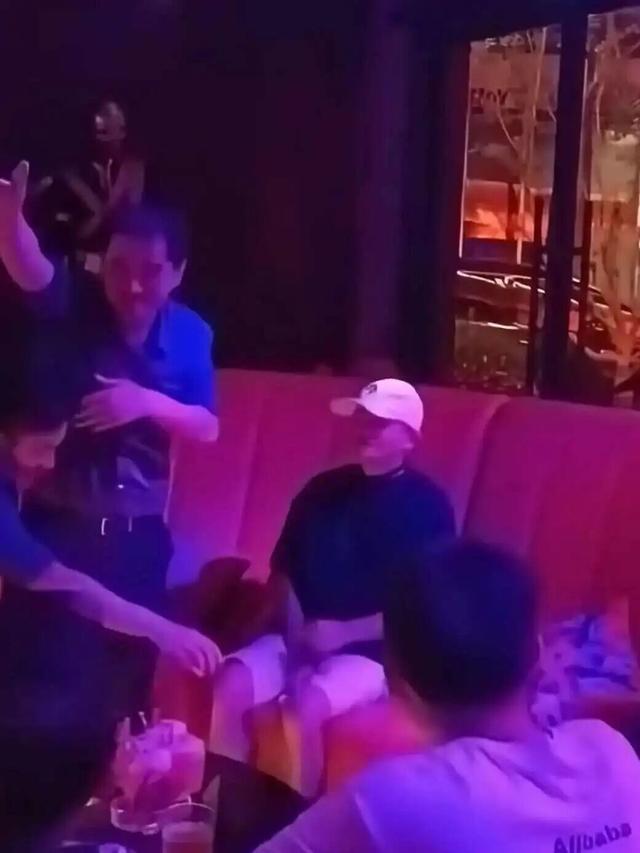 刘强东直播炒菜时，马云现身酒吧，带领AI登上《新闻联播》