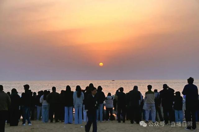 今晨5时41分，日照海边挤满了人！