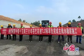 苍巴项目土建二标段率先完成主线水稳层施工图片