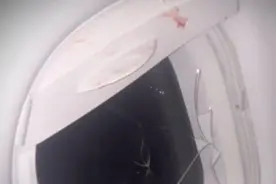 美国一男子飞行途中捶坏客机窗户图片