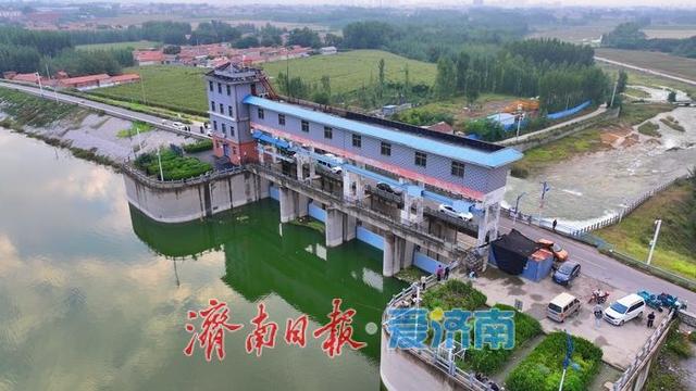 一年四季 泉在济南丨杏林水库开闸泄洪 飞瀑奔涌现壮丽景观，吸引市民驻足