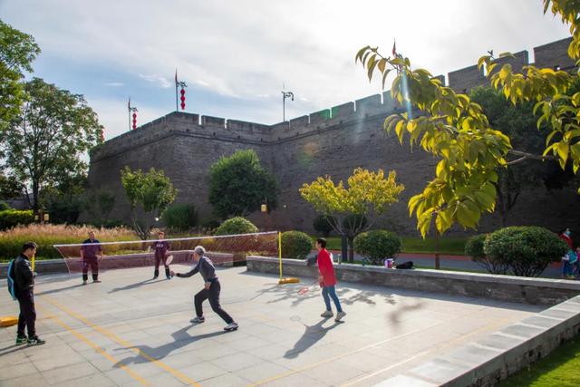 秋风引路入曲江，芙蓉金叶映红墙