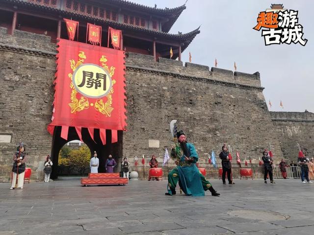 【趣游古城】大北门来了新关公！舞的刀两米长10斤重→