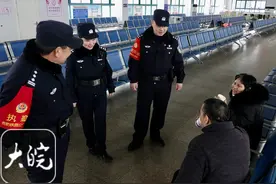巢湖民警帮助盲人夫妇踏上回家路图片