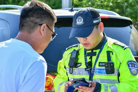 北京交警今早查处多起占用高速公路应急车道违法行为图片