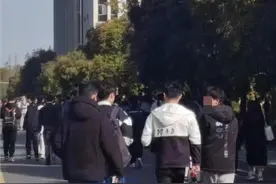 高校男教师坐天台洒信称遭女教师骚扰，校方：已下来，系家庭矛盾图片