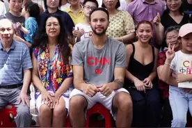 NBA球星李凯尔回深圳探亲