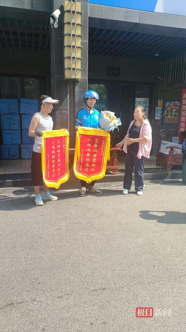 44岁女老板困在冷库20多分钟幸被外卖小哥救出，当事人：我用冷冻的饺子拍门，希望有人能听到
