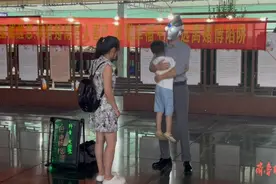 果然视频｜健身博主求拥抱：感受陌生人的温暖图片