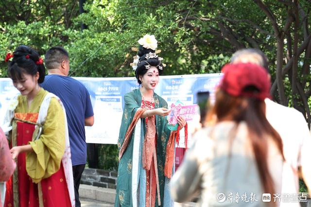 图集｜七夕“遇上”千人联谊会，定格烟台山上的“甜蜜”瞬间