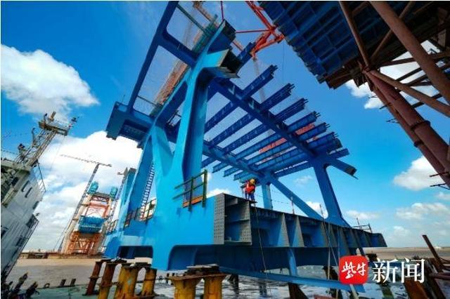 崇启公铁长江大桥主通航孔钢梁架设突破200米