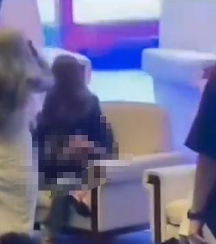 女子坐到纹身展评委身上做不雅动作，合肥警方介入！主办方：是表演才艺，我们也没想到